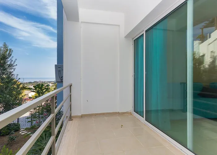 Special Class Sanctuary Cove B5 Suite